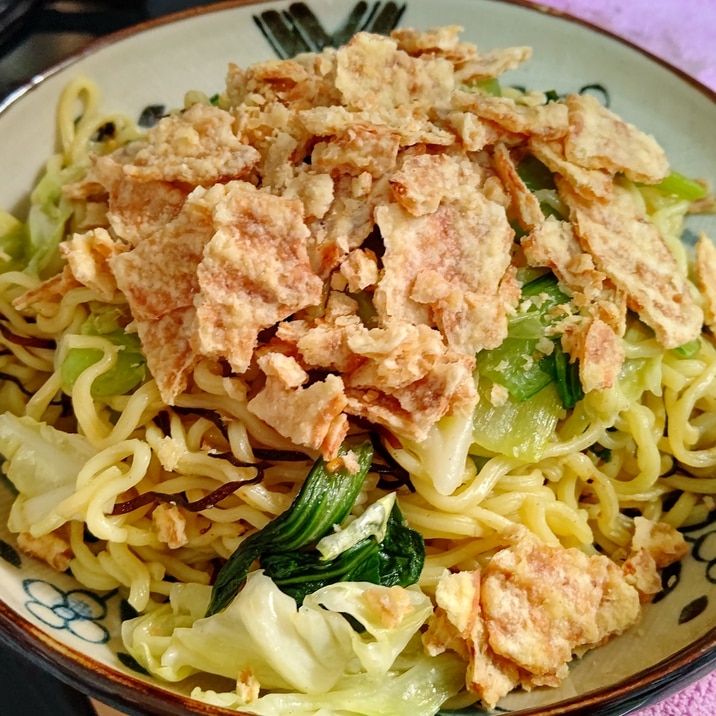 イカ姿フライ乗せ！チンゲン菜と塩昆布の焼きそば